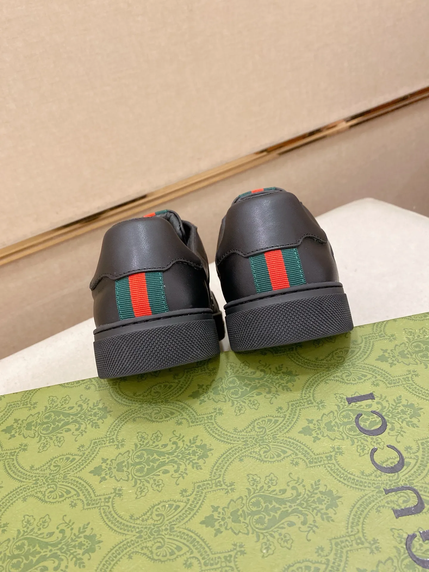 Factory price: 460💰 (GUCCI) The latest model from the official website 🎁🎁Casual and fashionable men's shoes👟, hot style 💥The version is simple and elegant, exclusive for trendy men. Unique official website latest brand elements 👑Gucci original decoration, fashionable and generous, the fabric is original cowhide ✅sheepskin lining, the official website specifies wear-resistant casual outsole, the classic model is taken in kind at the counter🎬38-44 (45 is not returned or exchanged)